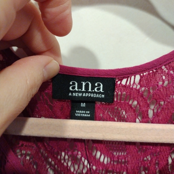NWT a.n.a. Women's Fuchsia Lace Bodice Cold Shoulder Top Sz M-Boho Barbiecore - Picture 2 of 8